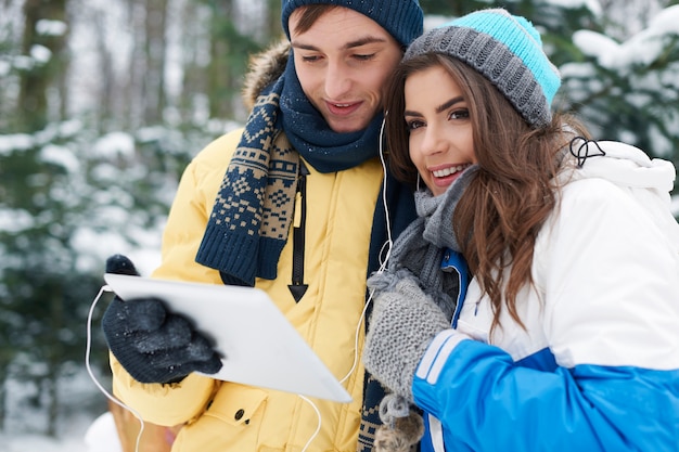 Ile kosztuje wypożyczenie sprzętu narciarskiego w popularnych ośrodkach?