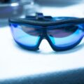 Gogle z polaryzacją czy bez – co wybrać na rower lub narty?