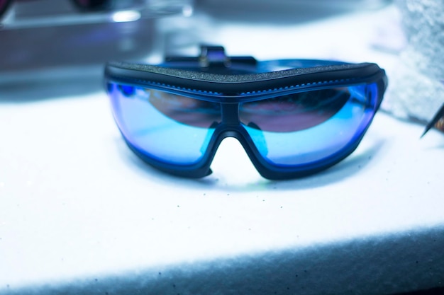 Gogle z polaryzacją czy bez – co wybrać na rower lub narty?