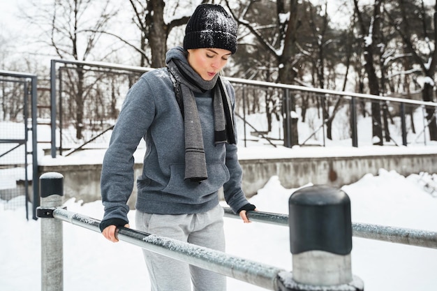 Jak ubierać spodnie narciarskie, by czuć się komfortowo na stoku?