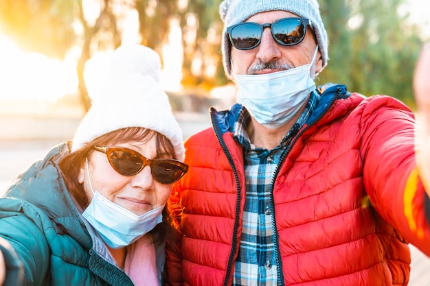 Jakie gogle na pochmurne dni sprawdzą się podczas jazdy na stoku?