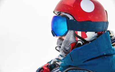 Kask narciarski z goglami czy bez – co wybrać na stok?