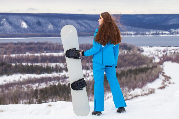 Twarda czy miękka deska snowboardowa – co wybrać na stok?