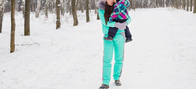 Jakie spodnie narciarskie polecacie na zimowe wyjazdy?