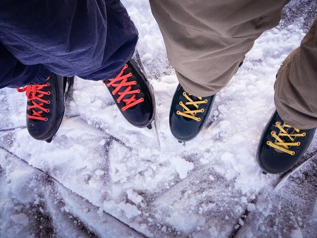 Jak ubierać buty narciarskie, by uniknąć dyskomfortu na stoku?