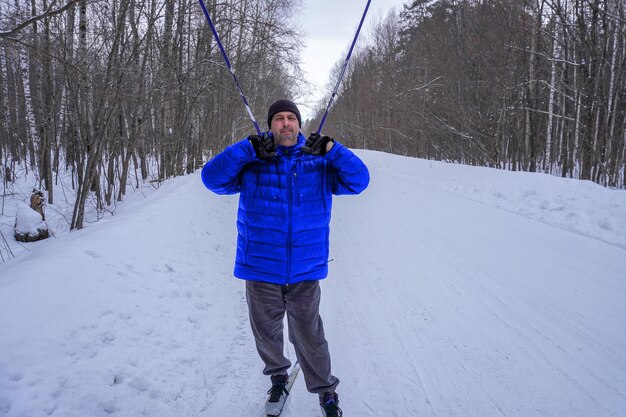 Jak ustawić siłę wypięcia nart, by jeździć bezpiecznie?