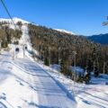 Gdzie czynne stoki narciarskie czekają na miłośników zimy?