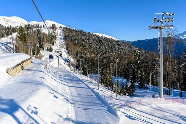 Gdzie czynne stoki narciarskie czekają na miłośników zimy?